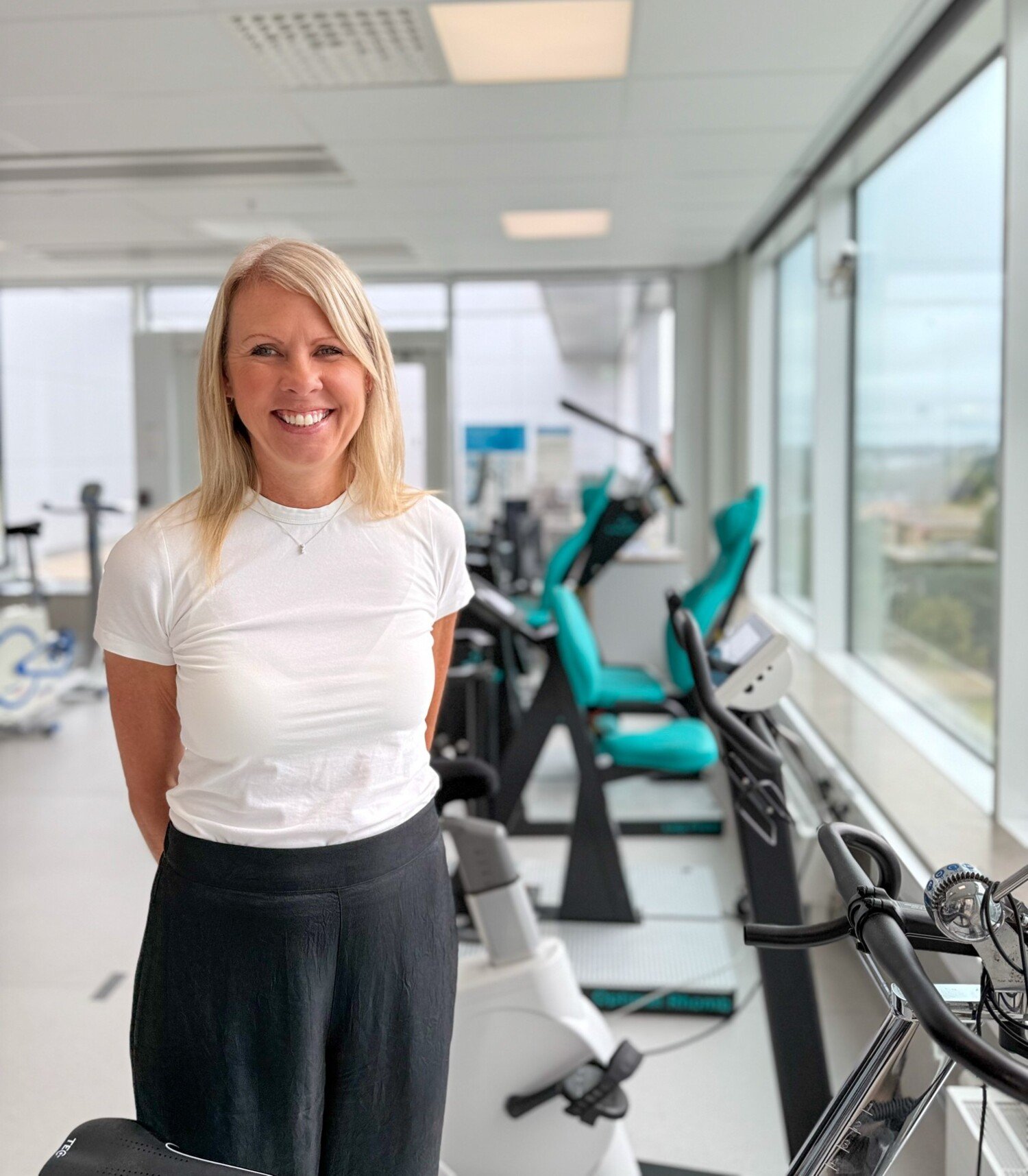 Melissa Kotte, doktorand vid avdelningen för omvårdnad, NVS, står i träningslabb.