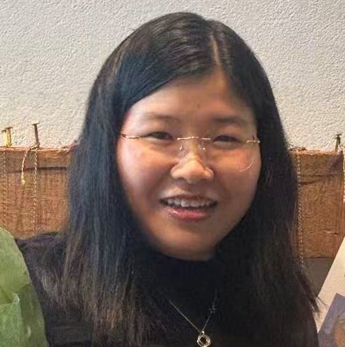 Doktorand Mengping Zhou har spikat upp sin avhandling på KI:s spikbräda