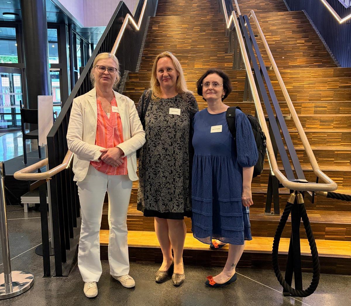 Maria Eriksdotter, Dorota Religa och Gabriela Spur, NVS, ståendes framför trappan i Aula Medica.