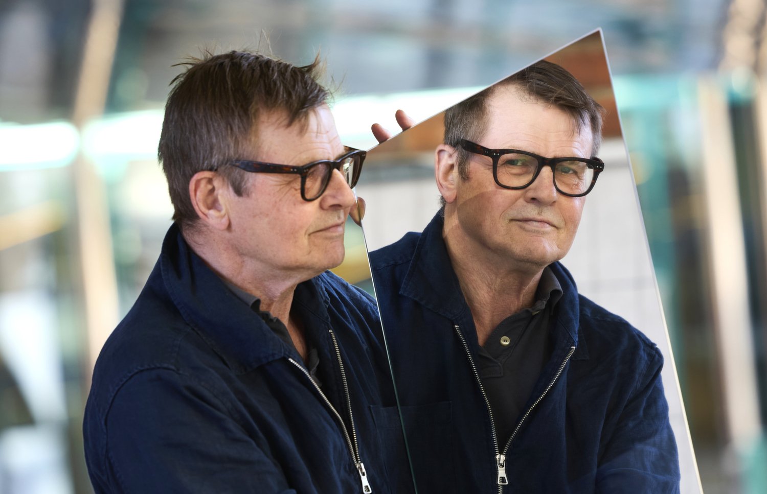 Porträtt av forskaren Mikael Benson med en spegel