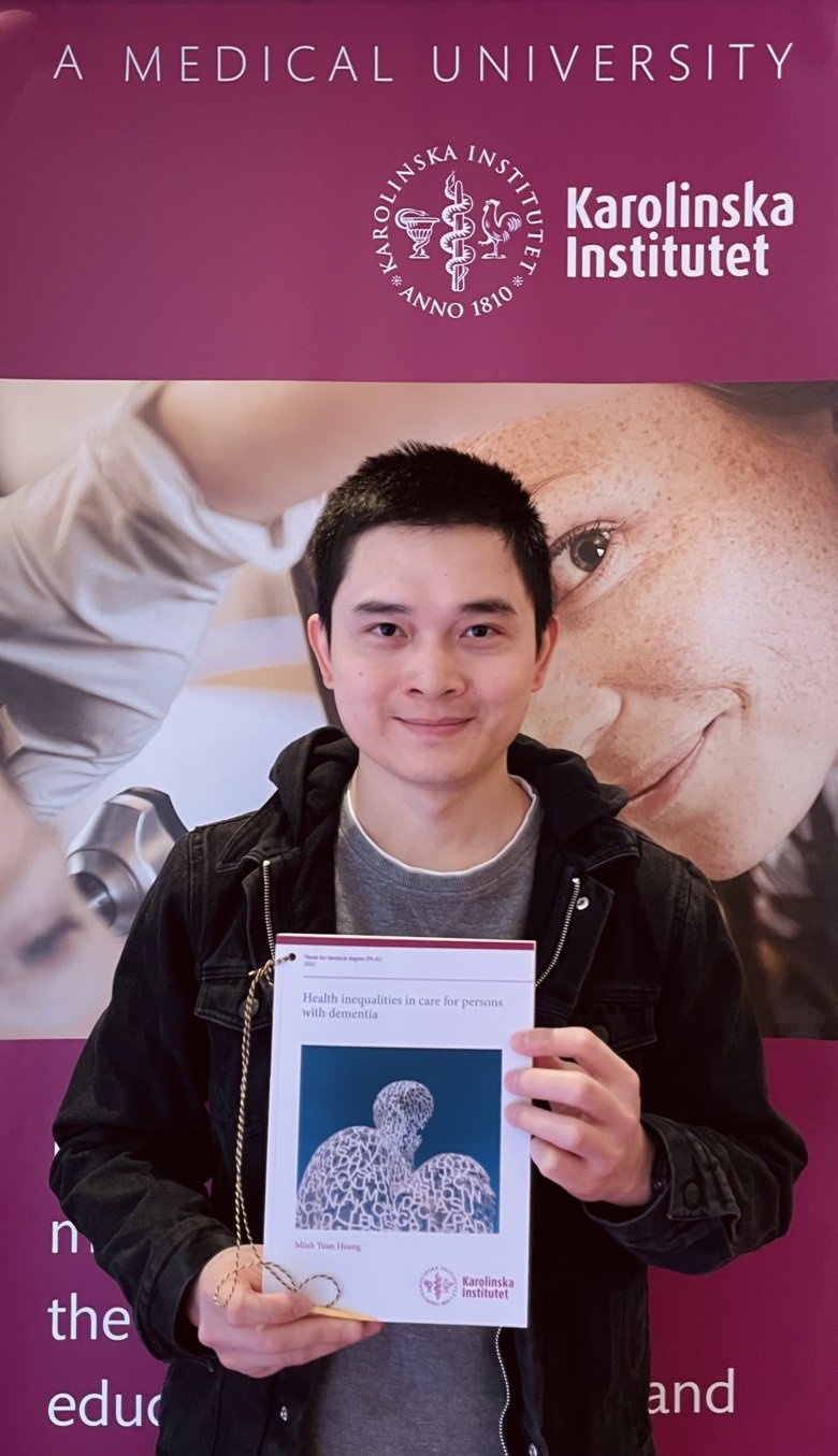 Porträtt av Minh Tuan Hoang, doktorand vid sektionen för klinisk geriatrik, med sin avhandling i handen.