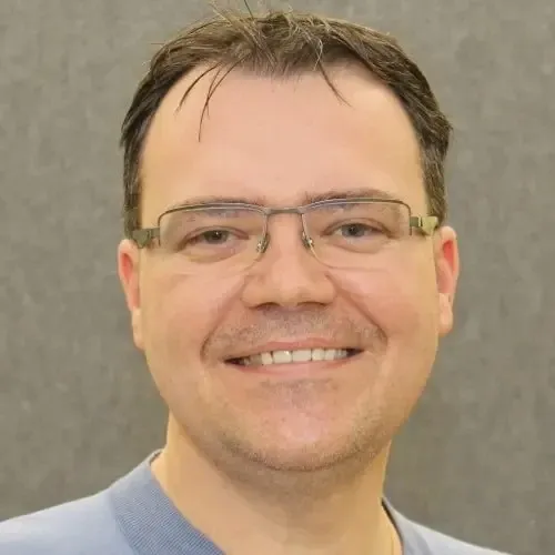 Porträtt av man i blå tröja.