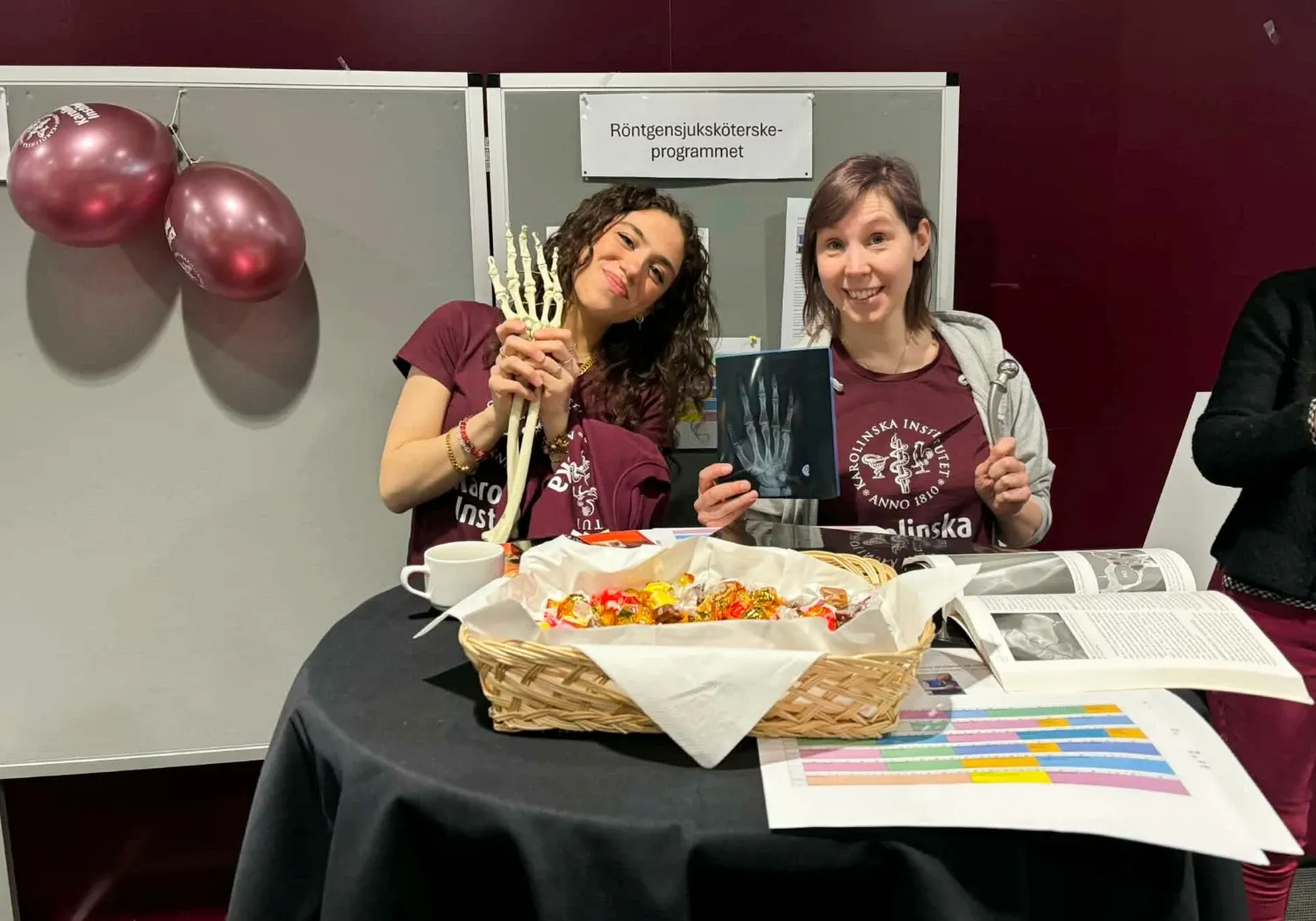 Tiba Witwit och Ninni Sylenius svarade på frågor om röntgensjuksköterskeprogrammet under öppet hus