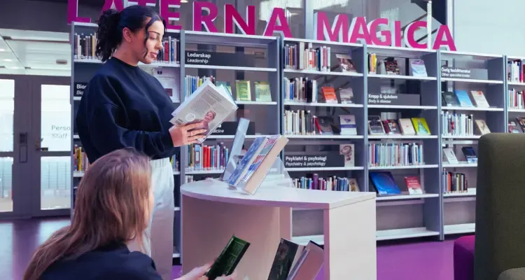 Studenter läser på biblioteket