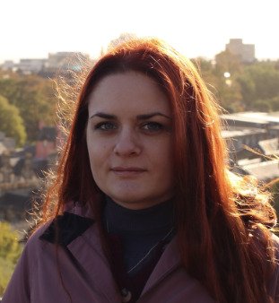 Person i förgrund med stadsvy i bakgrunden.