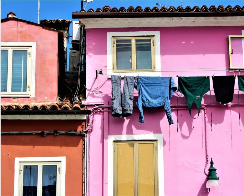 Rosa hus med tvättlina och kläder