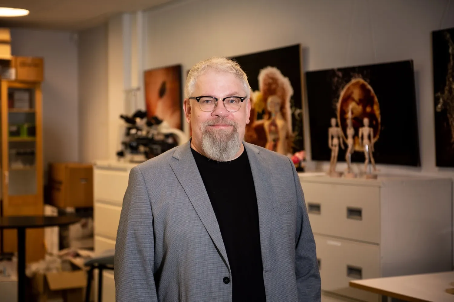 Porträtt av man i grå kavaj.