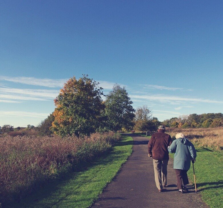 Ett äldre par tar en promenad.