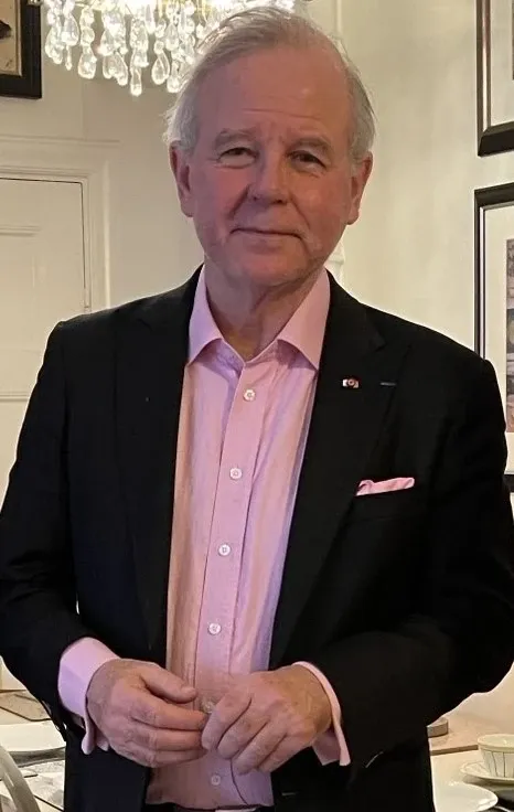 Porträtt av man i svart kavaj.