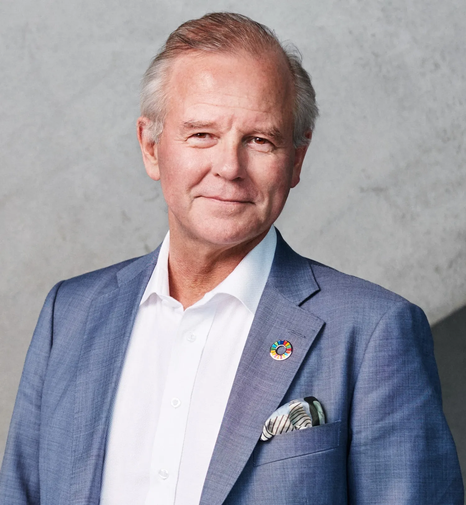porträtt av man i blå kavaj.