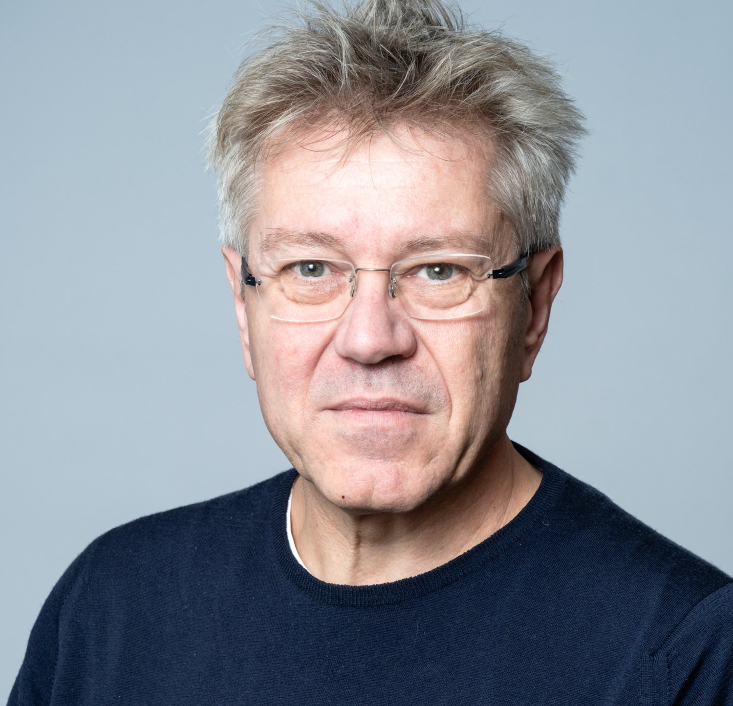 Porträtt av man i blå tröja.