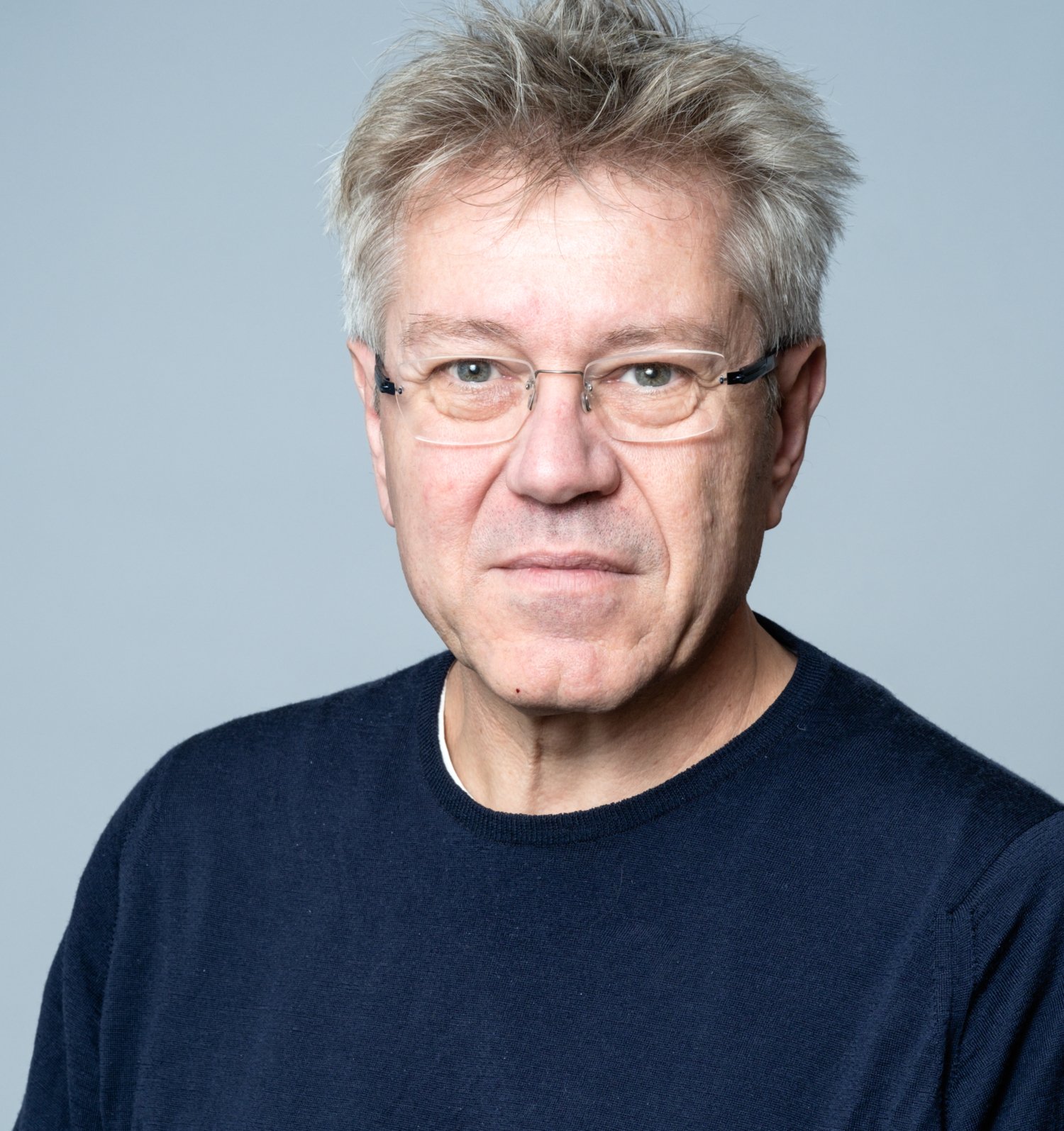 Porträtt av man i blå tröja.
