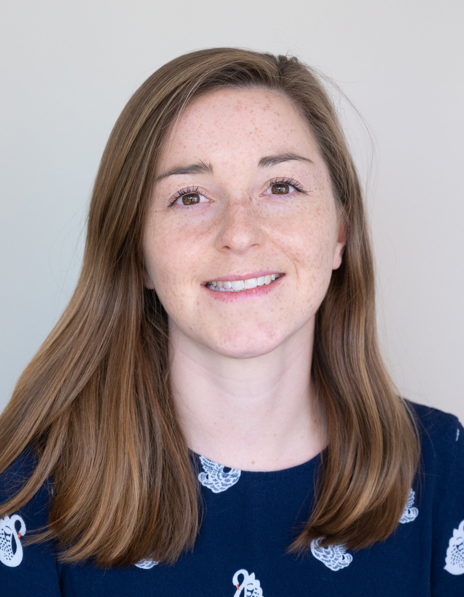 porträtt av kvinna i mönstrad tröja.