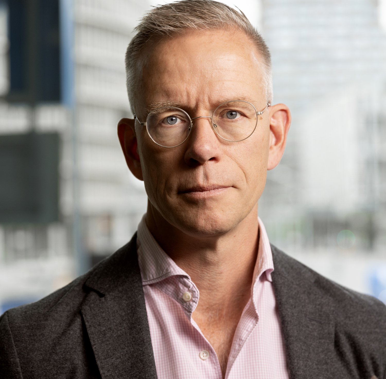 Porträtt av man i mörk kavaj.