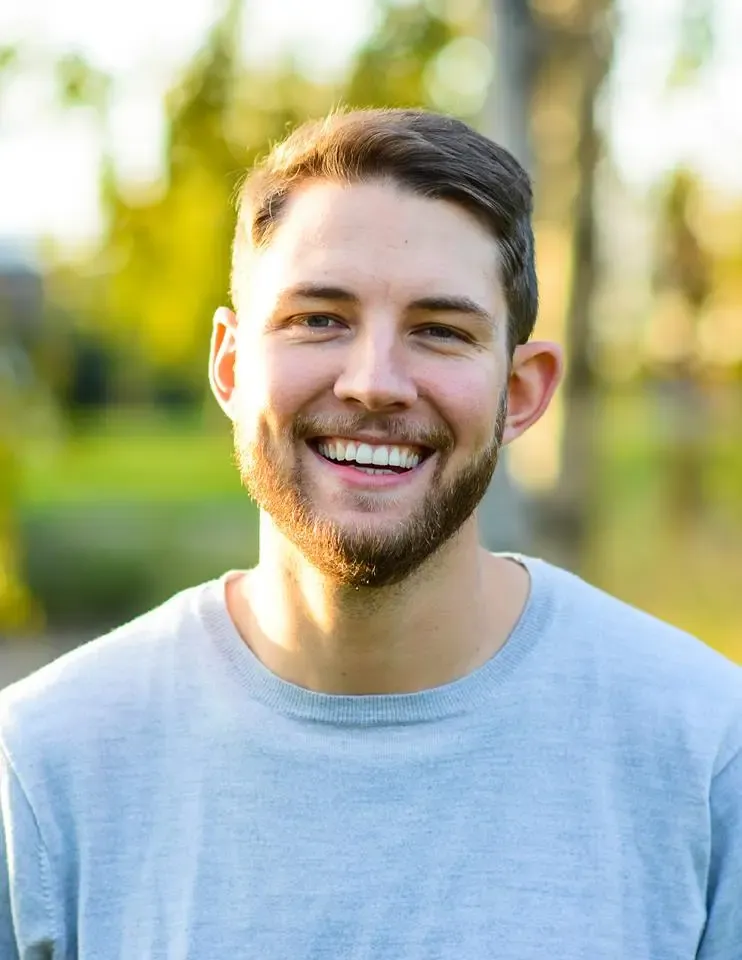 Porträtt av en leende man.