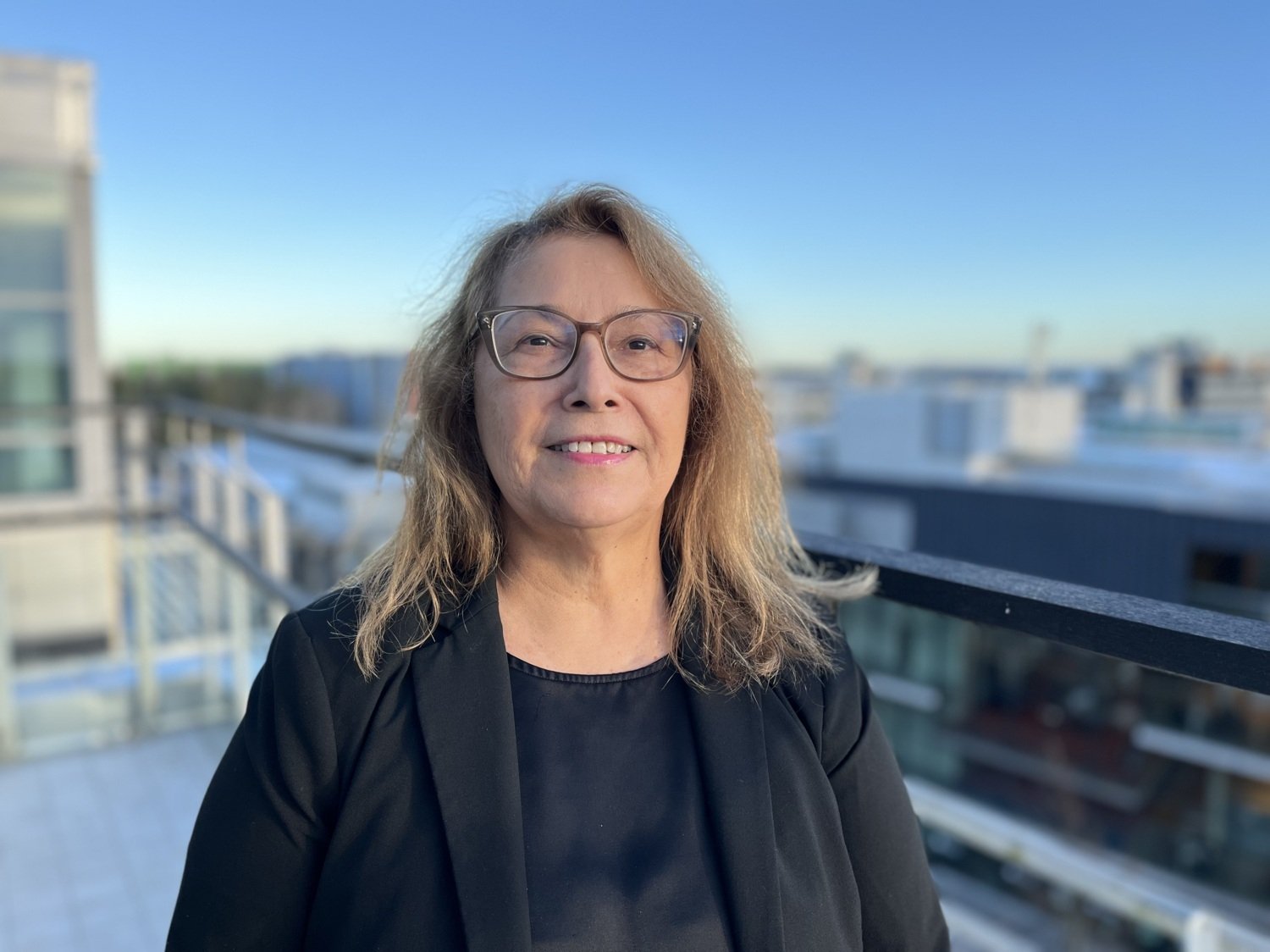 Porträttbild av kvinna på en terass