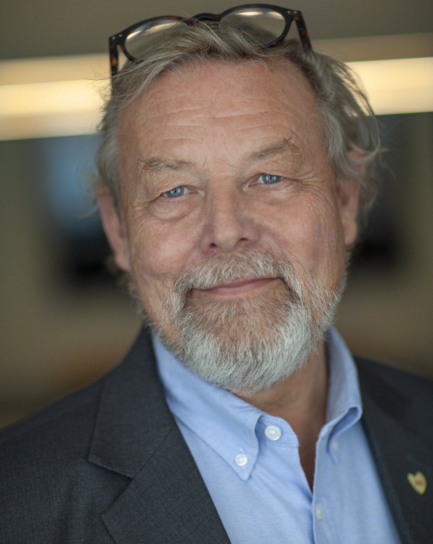 Porträtt av man i svart tröja.