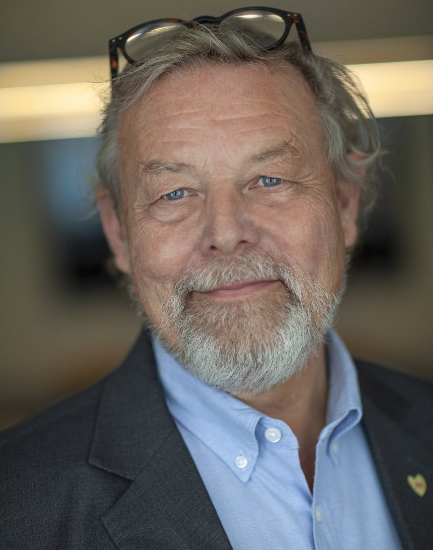 Porträtt av man i svart tröja.