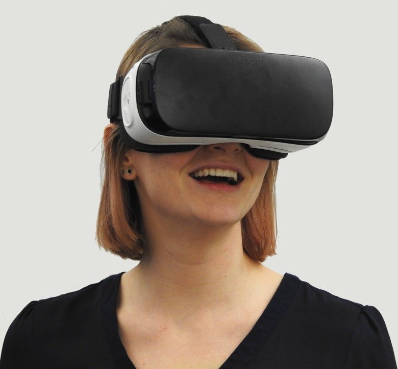 kvinna med VR-glasögon