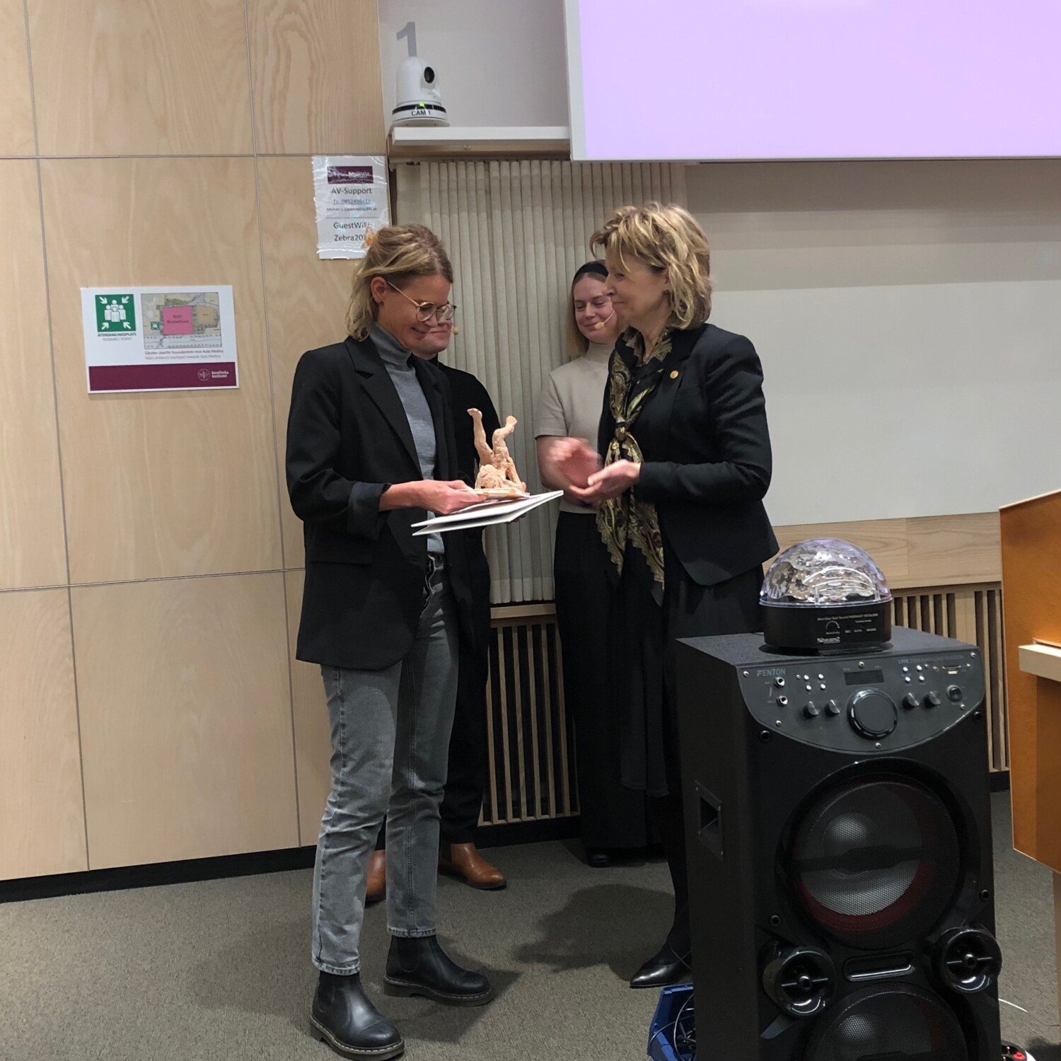 KI:s rektor delar ut priset till Anna Nordlander.