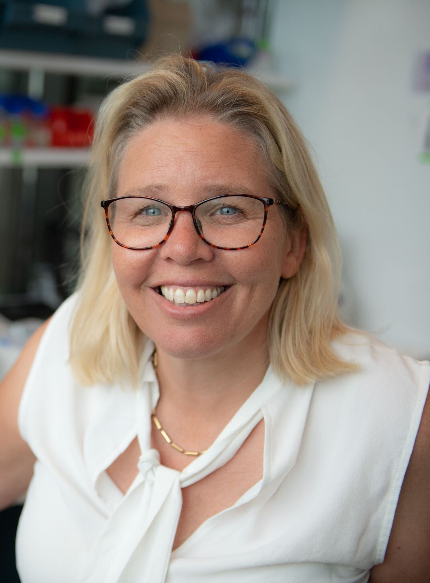 Bild på Sophie Erhardt sittandes vid sitt skrivbord på kontoret