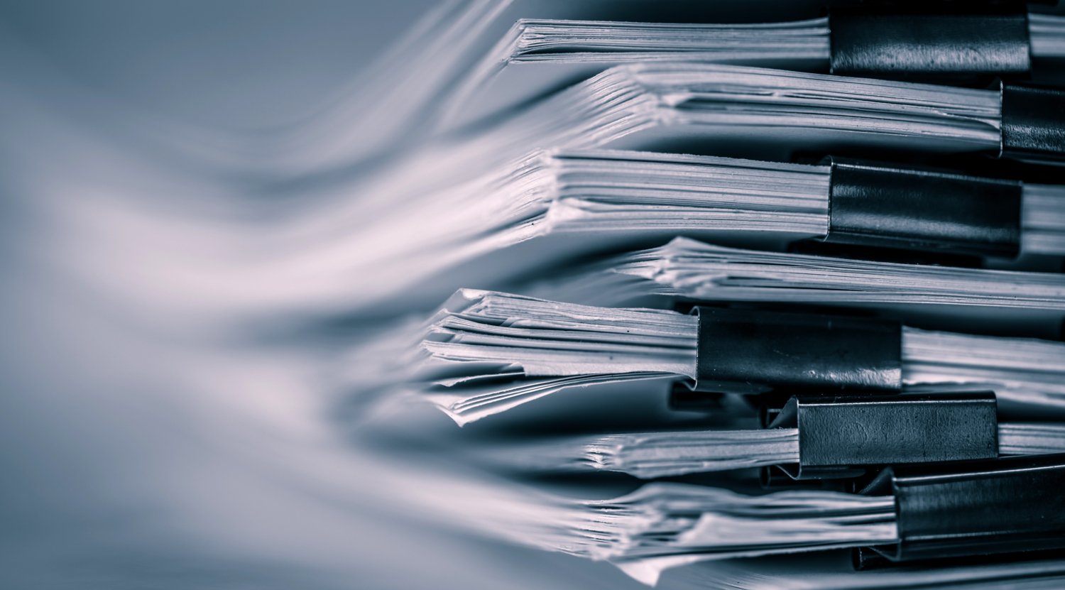 Hög med papper || En hög med papper