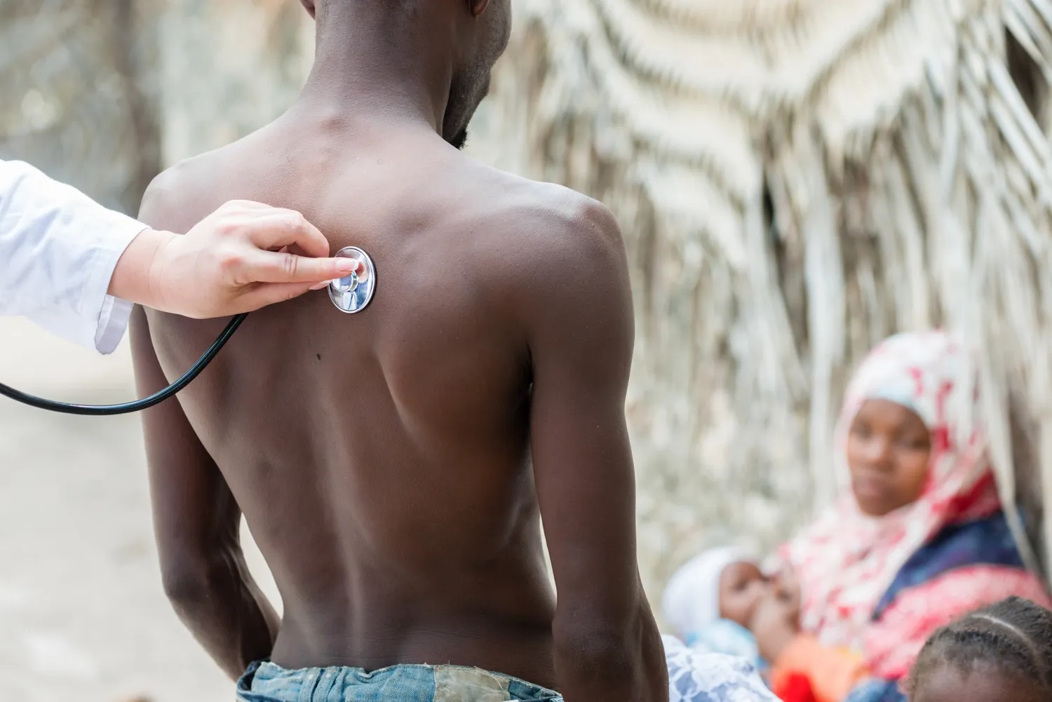 En doktor som undersöker patient i Tanzania