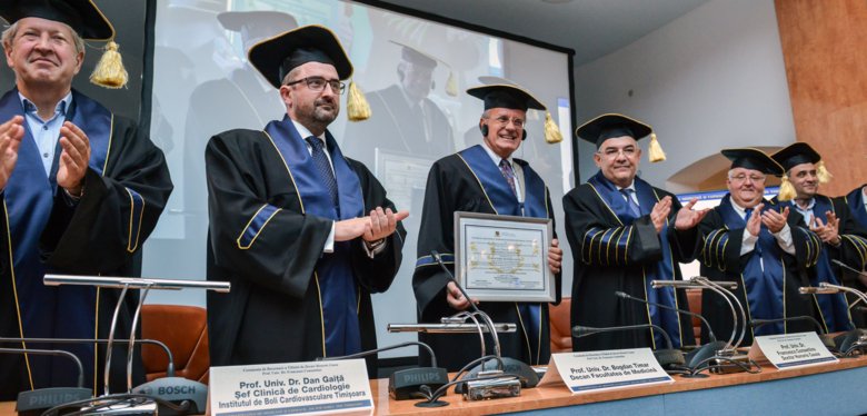 Bilden visar när professor Francesco Cosentino tar emot sin utmärkelse vid en ceremoni på universitetet.