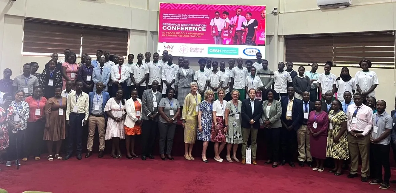 Gruppbild på deltagare vid Research Dissemination Conference: 20 Years of Collaboration in Stroke Rehabilitation, Uganda november 2025.