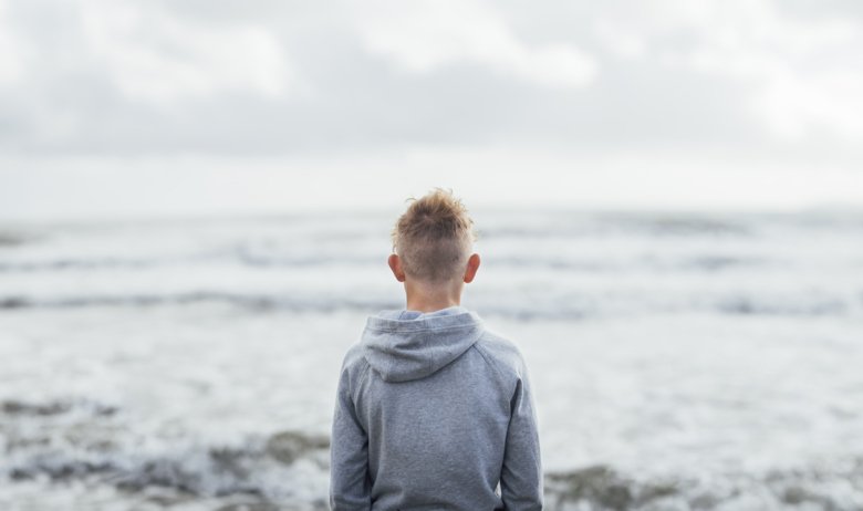 En pojke vid havet