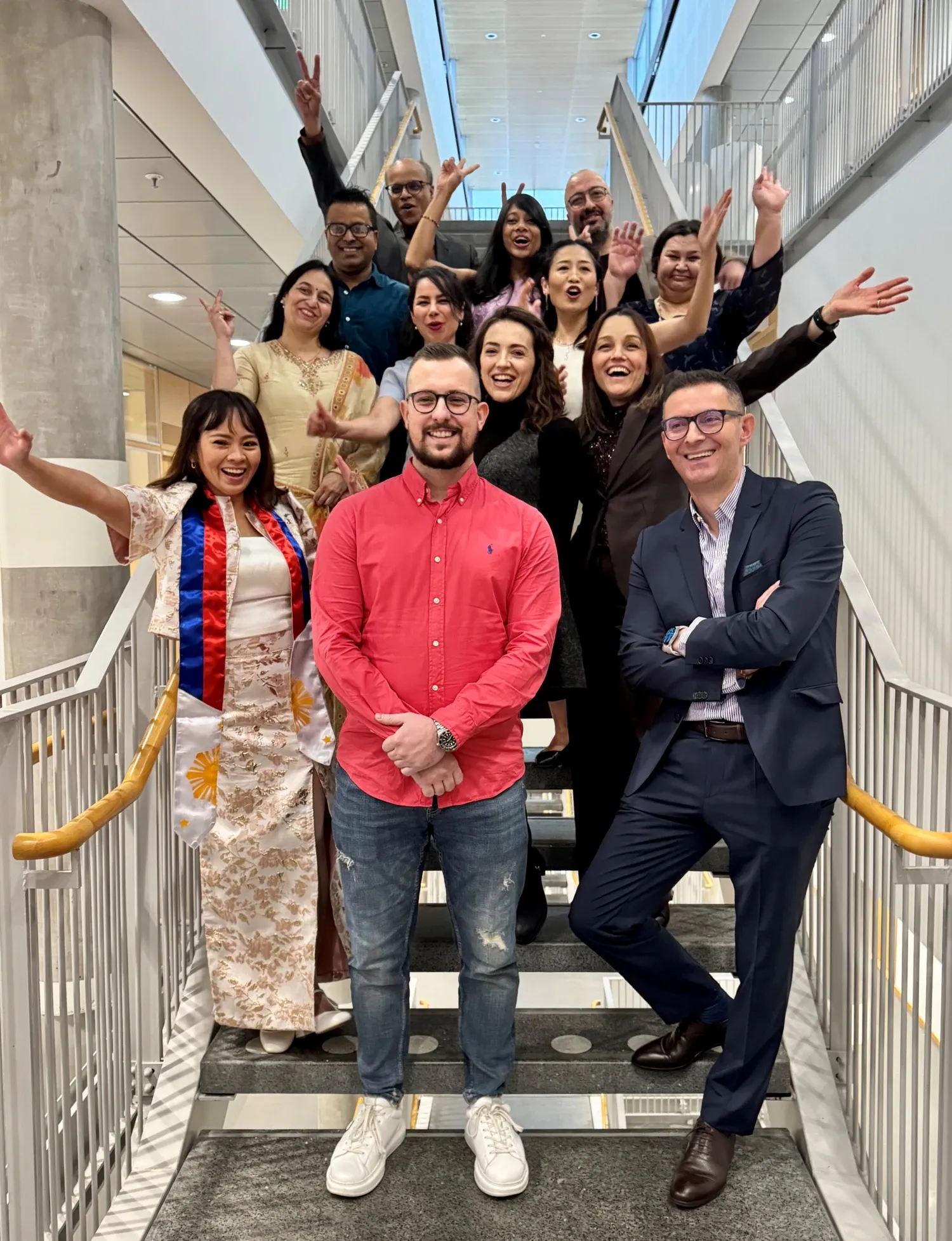 Gruppbild på studenter i en trappa i ANA23.