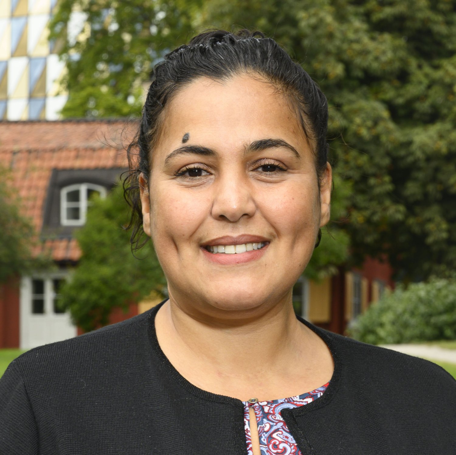 porträttbild av kvinna utomhus.