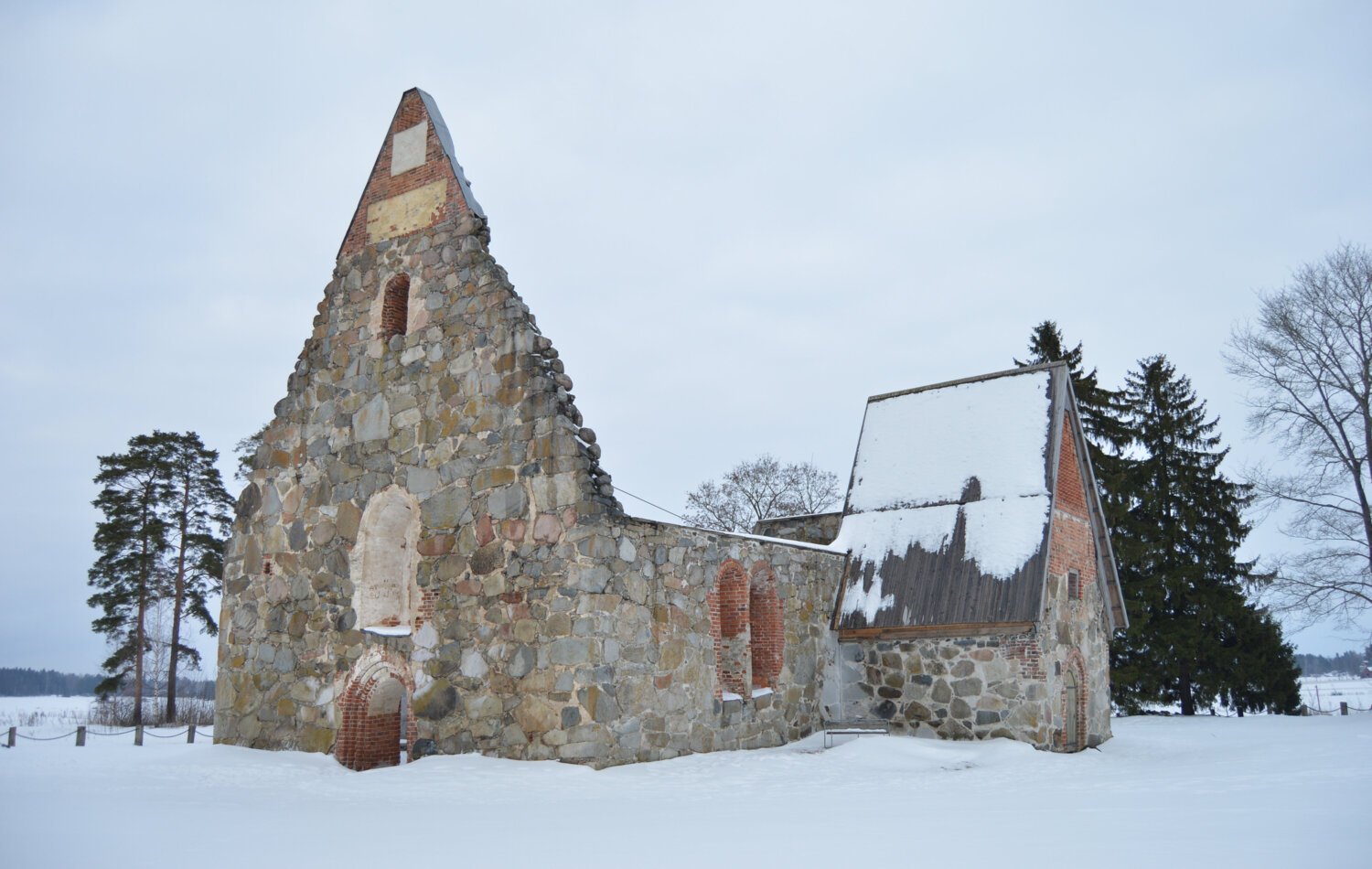 Kyrkoruinen på den äldre kyrkogården i Pälkäne. Härifrån kommer ett större antal av de sammanlagt 82 kvarlevor som nu ska återlämnas från KI till Finland.