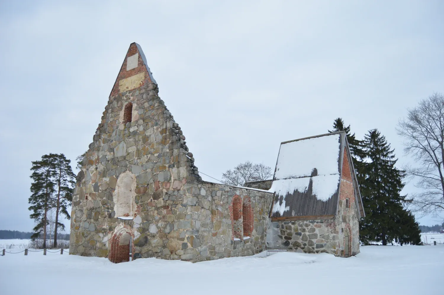 Kyrkoruinen på den äldre kyrkogården i Pälkäne. Härifrån kommer ett större antal av de sammanlagt 82 kvarlevor som nu ska återlämnas från KI till Finland.