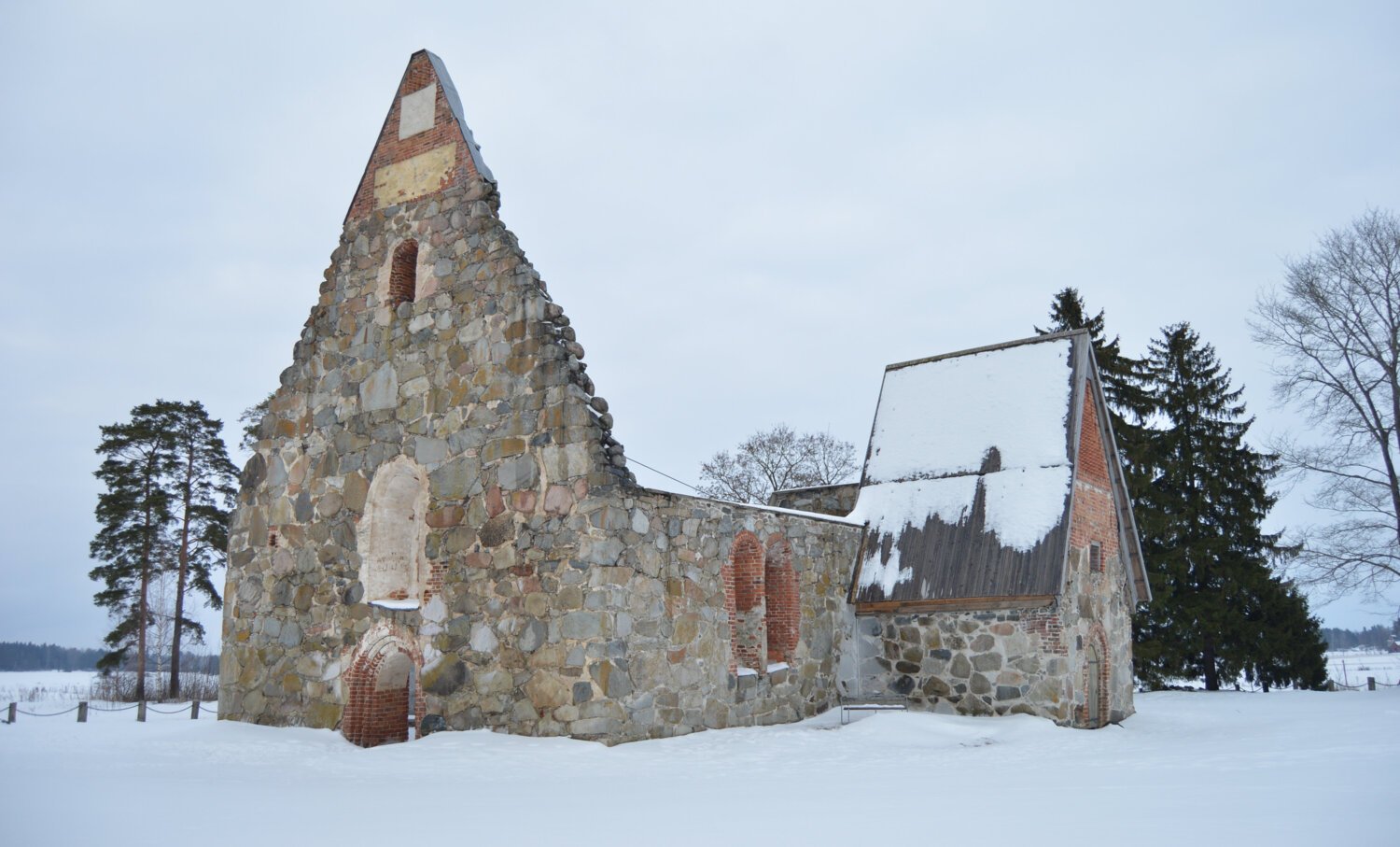 Kyrkoruinen på den äldre kyrkogården i Pälkäne. Härifrån kommer ett större antal av de sammanlagt 82 kvarlevor som nu ska återlämnas från KI till Finland.