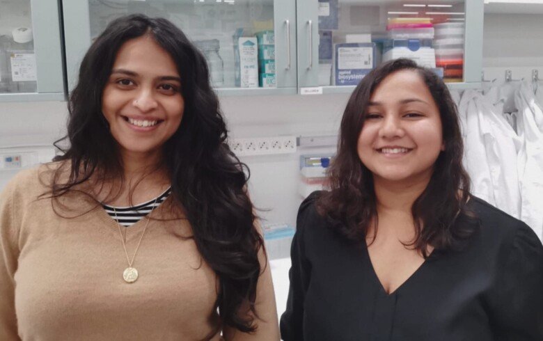 Bild på postdoktorn Samudyata Samudyata och doktoranden Susmita Malwade som står i sitt labb
