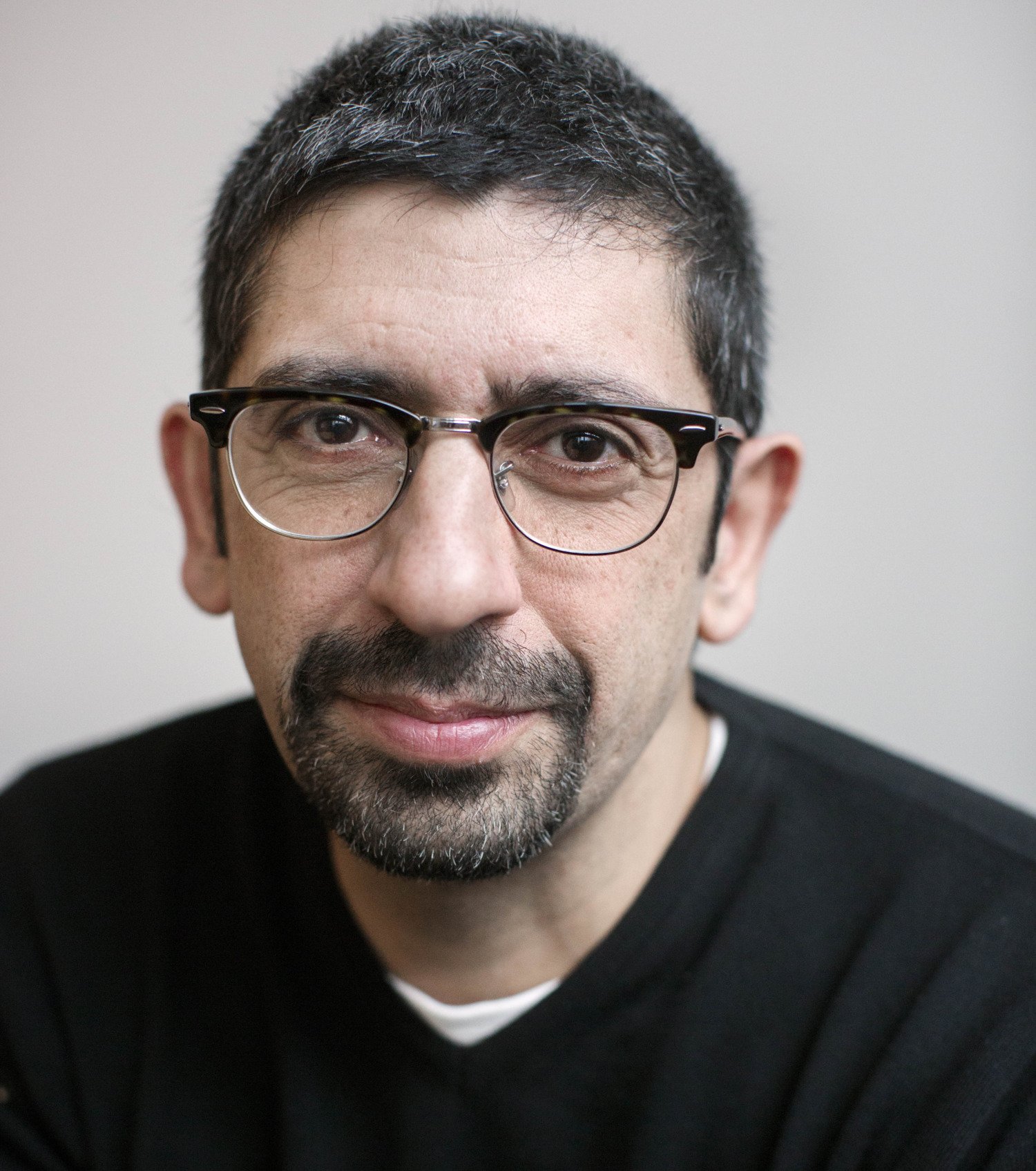 Porträtt av man i svart tröja.