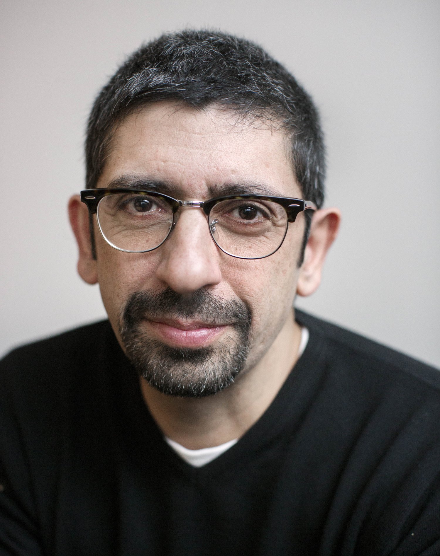 Porträtt av man i svart tröja.