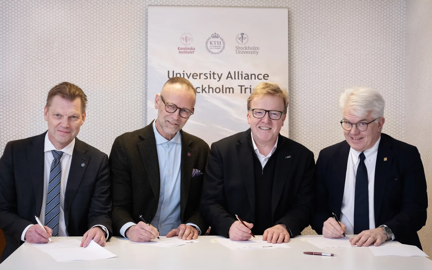 Clas Hättestrand, Stockholms universitet, Martin Bergö, Karolinska Institutet, Geraint Rees, UCL och Stefan Östlund, KTH undertecknar avsiktsförklaringen vid KTH.