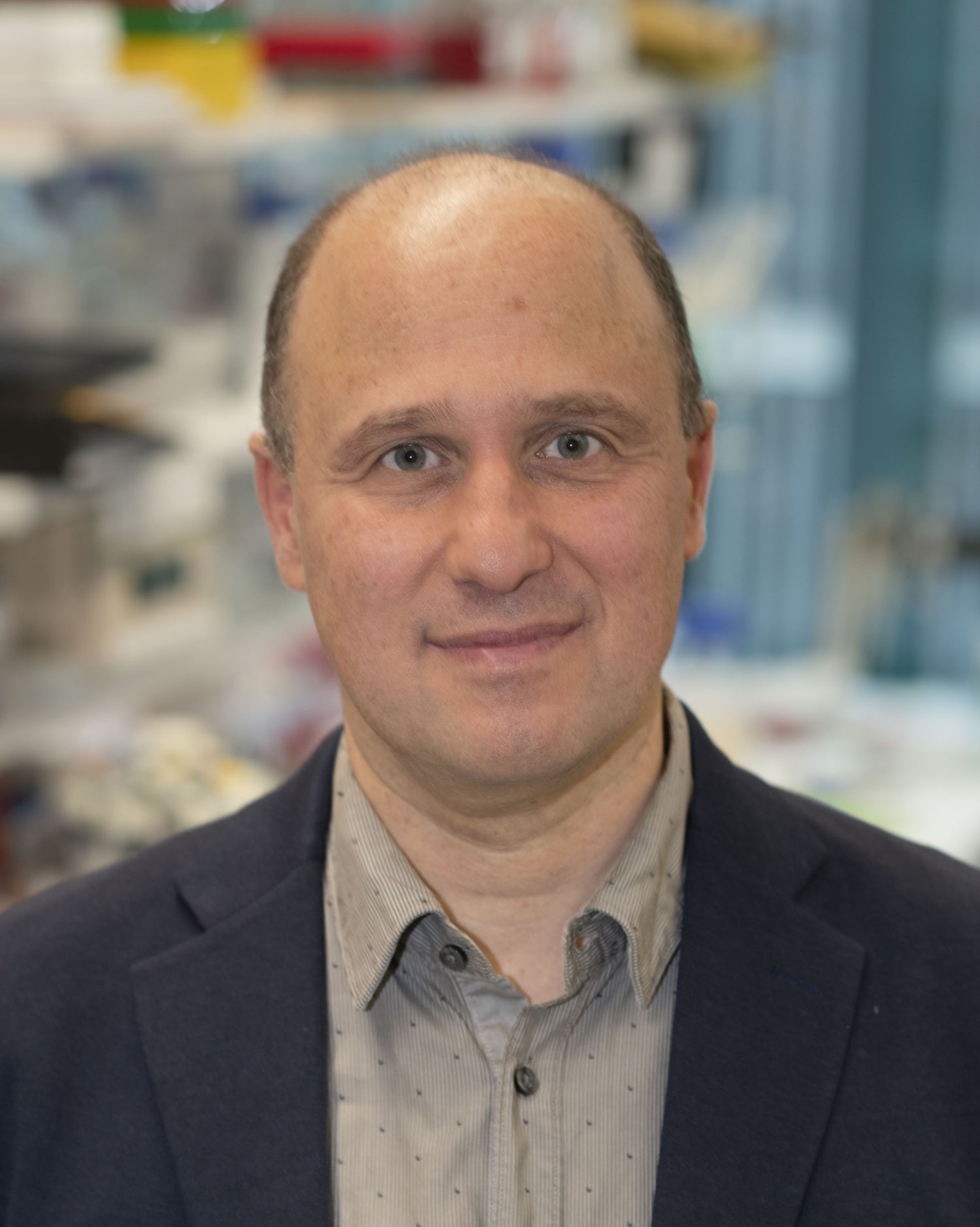 Porträtt av András Simon.