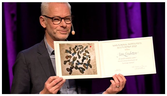 Mats Lekander håller kulturprisets diplom som tilldelades Jan Lindsten.