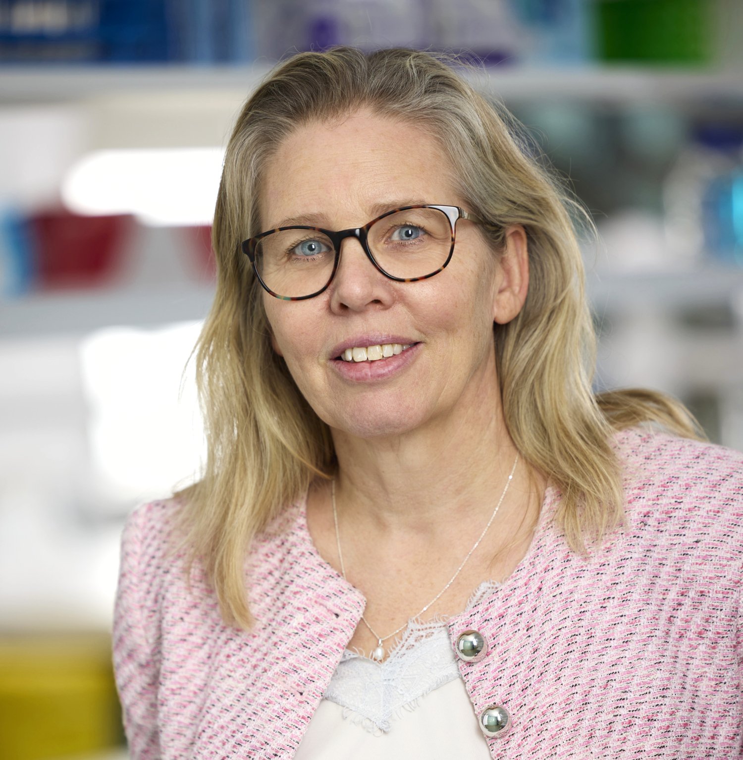 Sophie Erhardt, prefekt på institutionen för fysiologi och farmakologi, stående.