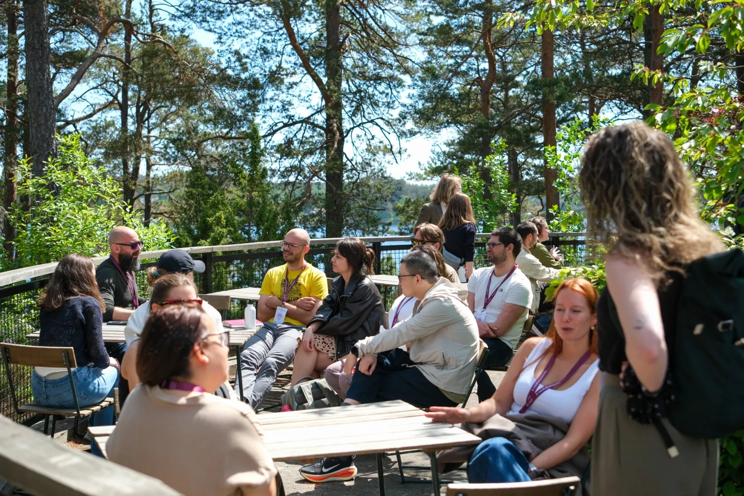 Människor som samtalar i grupper