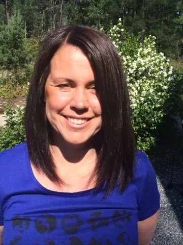 Porträtt av kvinna i blå tröja.