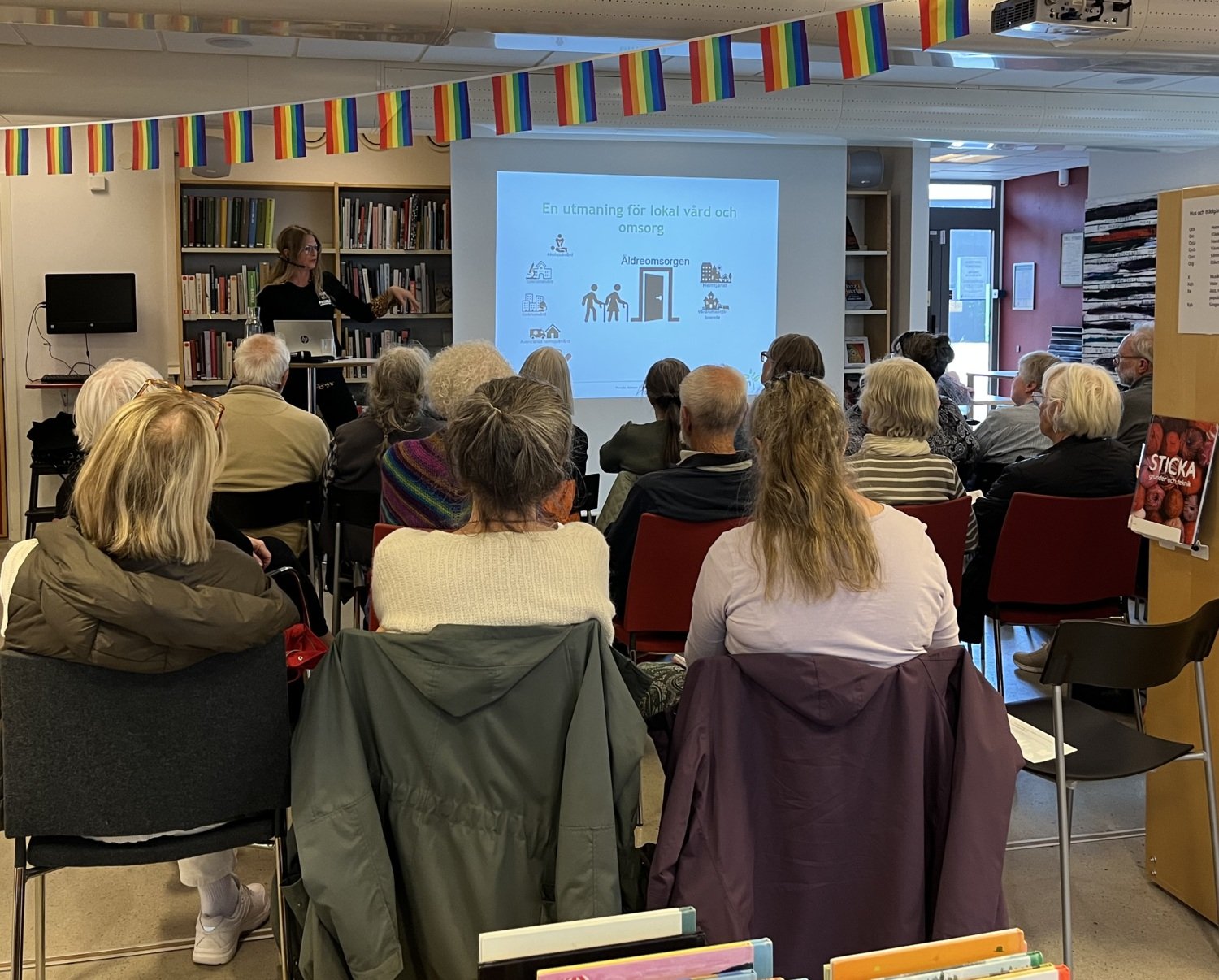 Pernilla Alencar Siljehag pekar mot skärmen och berättar om sin forskning.