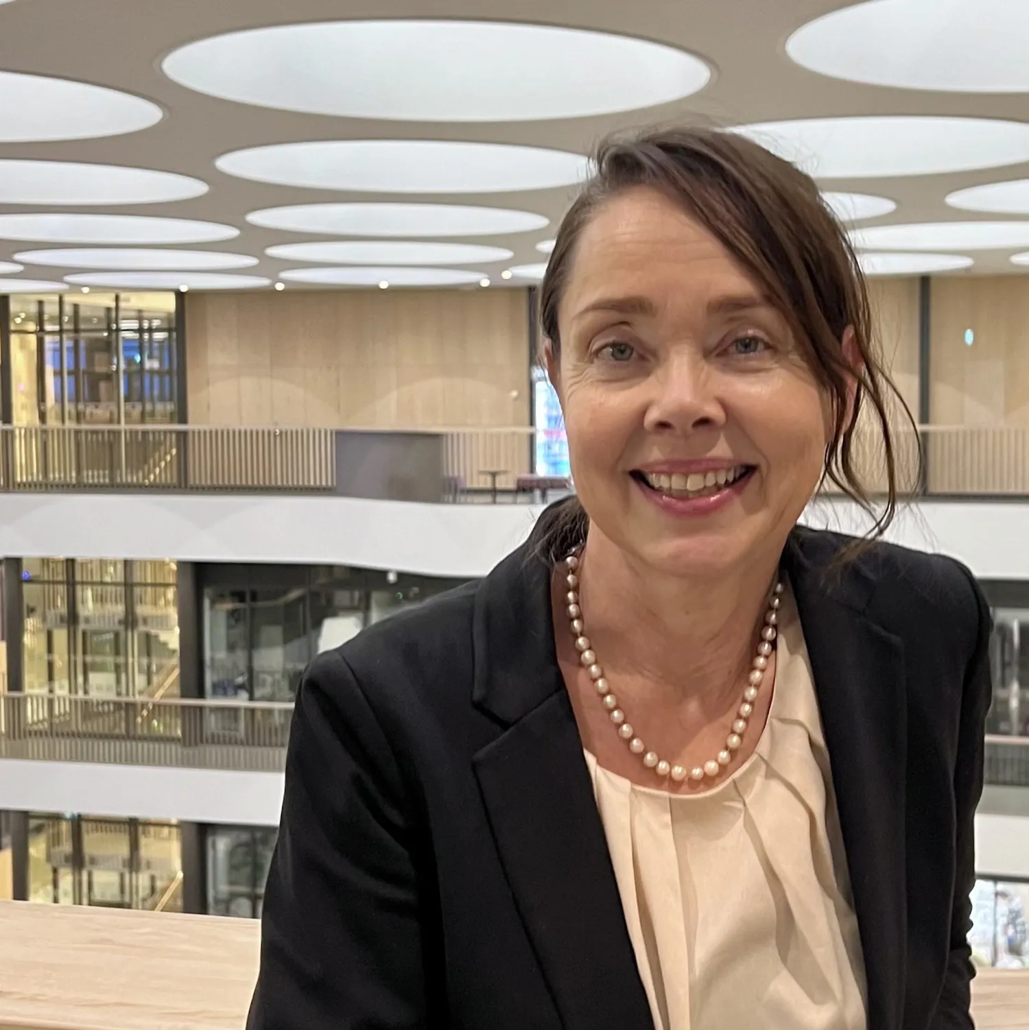 Foto på kvinna i svart kavaj.