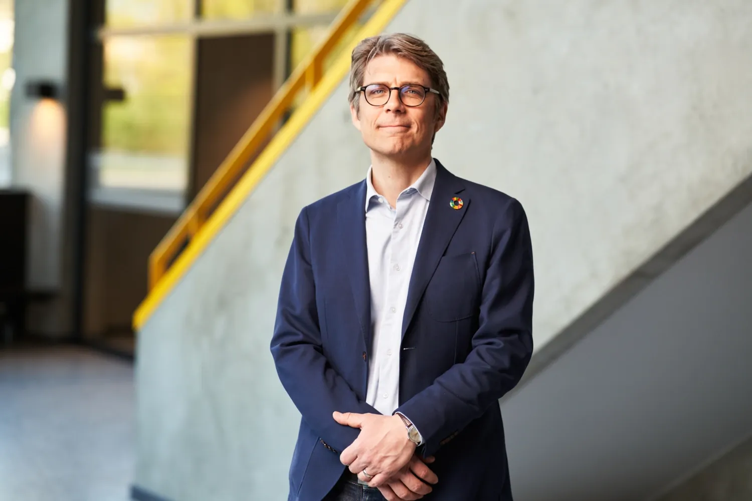 Porträtt av man i mörkblå kavaj.