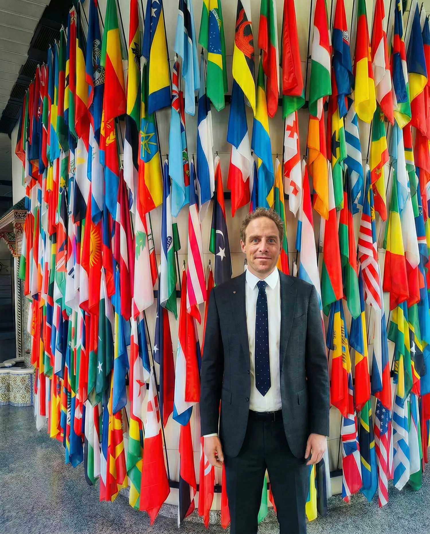 En man framför FN-flaggorna i Wien