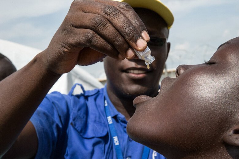 Person får vaccin mot kolera