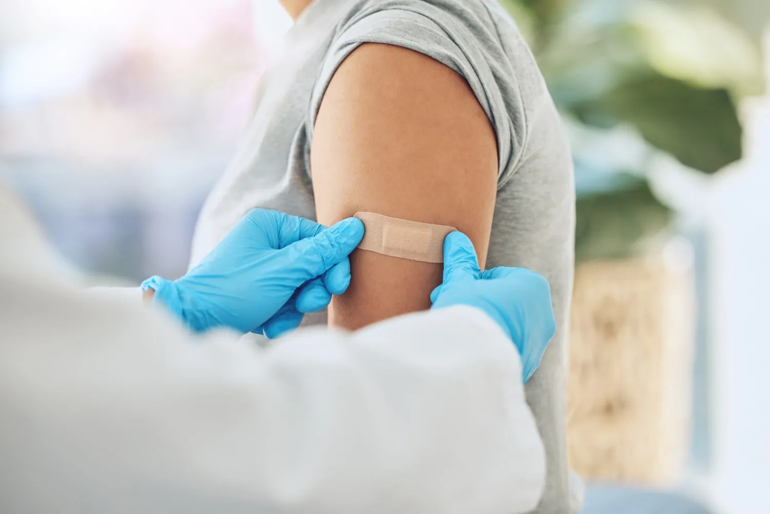 plåster sätt på arm efter vaccinering
